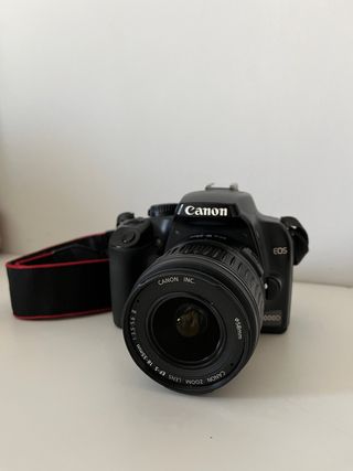 Canon EOS 1000D + Objetivo 18-55 mm IS + Bandolera
