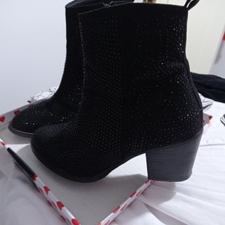 Botines camperos on piedrecitas de brillo.