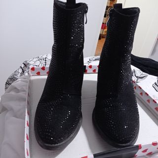 Botines camperos on piedrecitas de brillo.