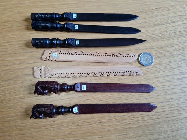 Abrecartas palo rojo, ébano, caballos