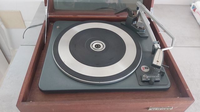 TOCADISCOS AUTOMATICO VINTAGE GARRARD AT50.