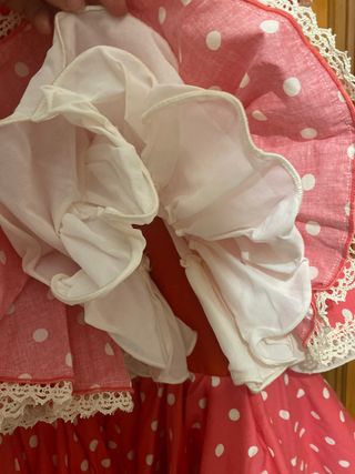 Traje de flamenca rosa fucsia y blanco. 