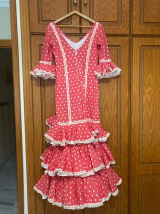 Traje de flamenca rosa fucsia y blanco. 