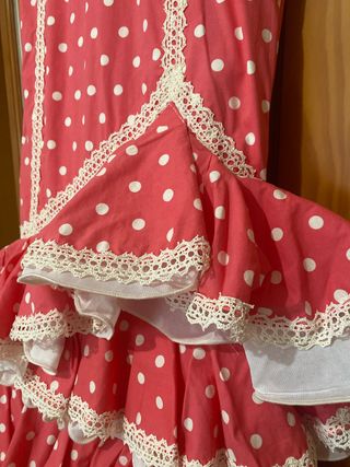 Traje de flamenca rosa fucsia y blanco. 