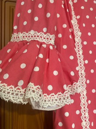 Traje de flamenca rosa fucsia y blanco. 