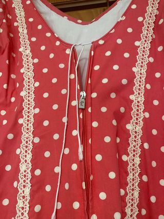 Traje de flamenca rosa fucsia y blanco. 