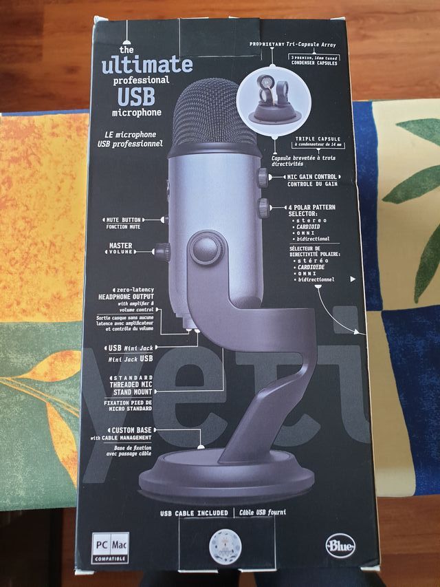 Micrófono Blue Yeti color gris con caja y cable