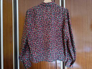 blusa tréboles rojos azul y marrón