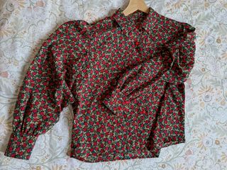 blusa tréboles rojos azul y marrón