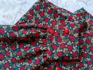 blusa tréboles rojos azul y marrón