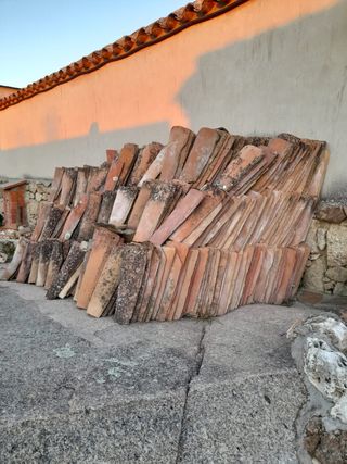Vendo tejas antiguas hechas a mano.