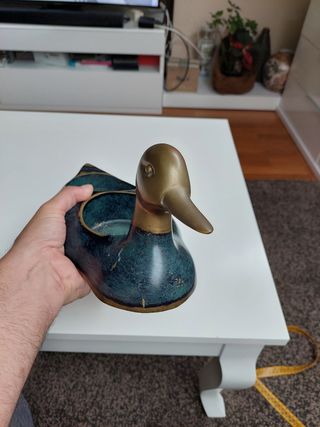 Pato macetero de bronce.