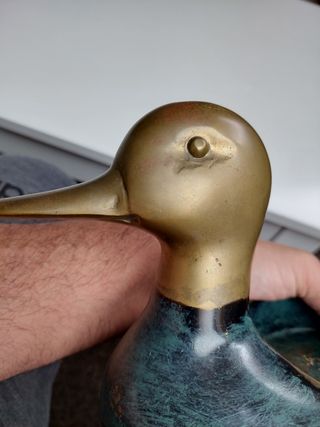 Pato macetero de bronce.