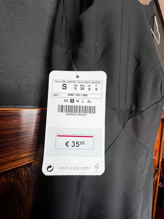 Vestido negro de fiesta.