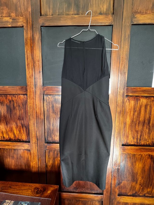 Vestido negro de fiesta.
