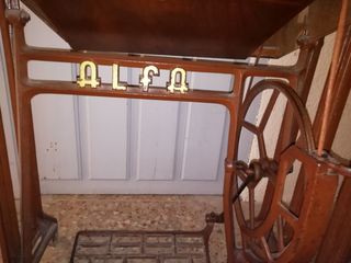 Antigua máquina de coser Alfa
