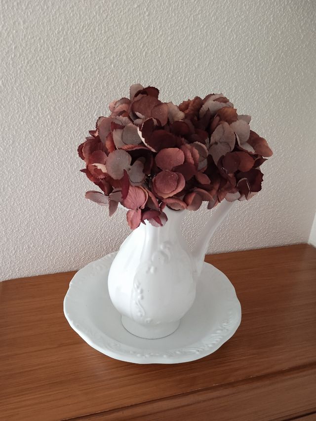 Jarrón con fuente en cerámica blanca