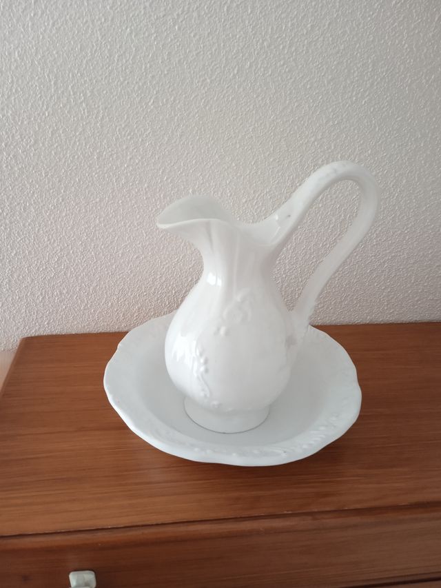 Jarrón con fuente en cerámica blanca