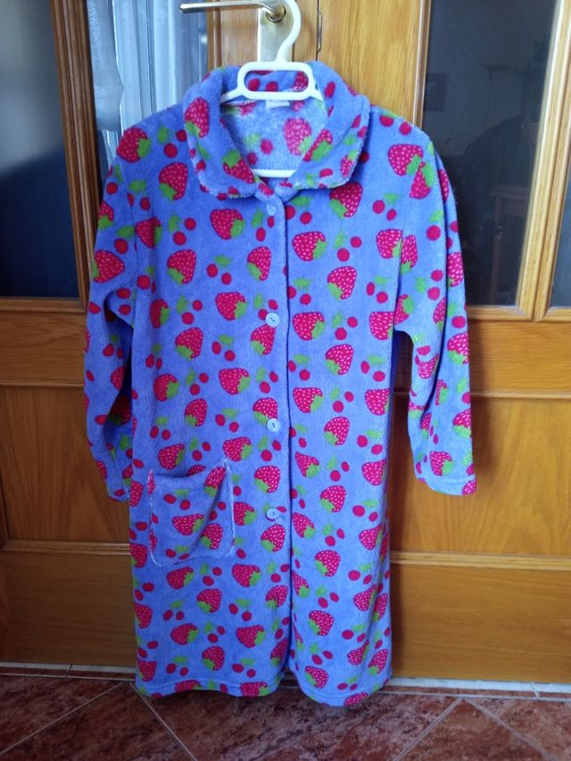 Bata de coralina para niña.