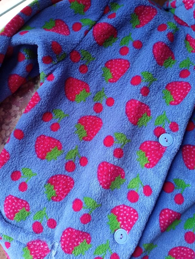 Bata de coralina para niña.