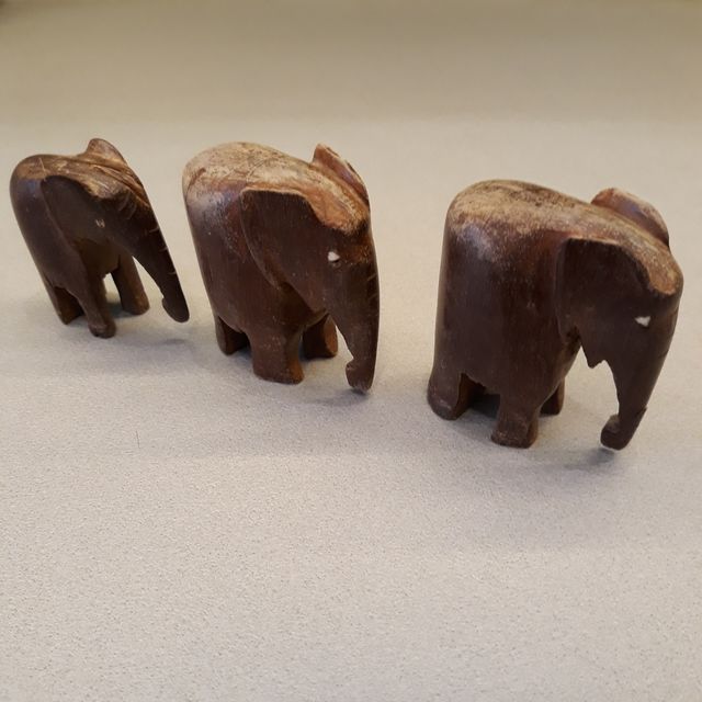 Famiglia di 3 elefanti in legno