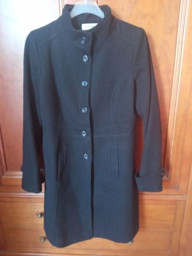 Abrigo negro de mujer de Fórmula joven