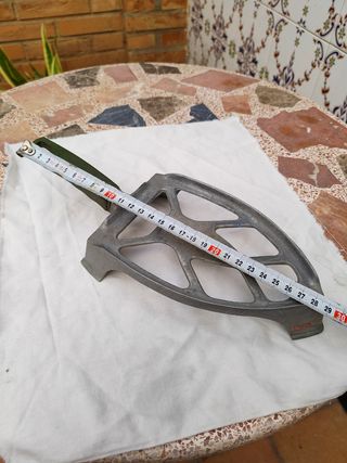 Antiguo soporte base plancha metal mango