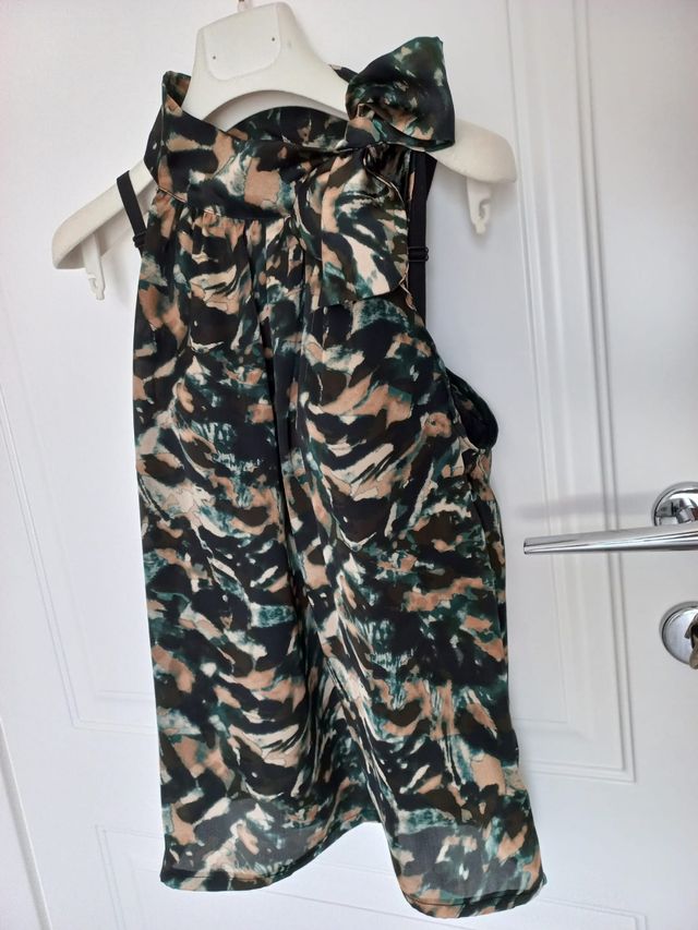 Top rasato con scollo all'americana e fiocco