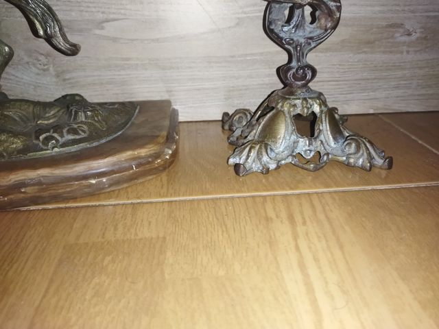 set molto antico di orologio e candelabri in bronzo