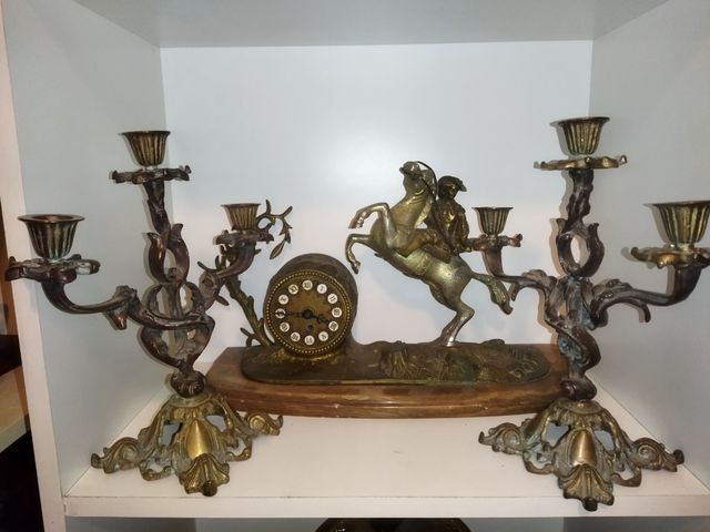 set molto antico di orologio e candelabri in bronzo