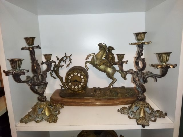 set molto antico di orologio e candelabri in bronzo