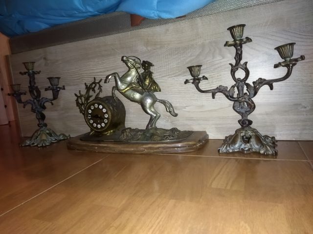 set molto antico di orologio e candelabri in bronzo