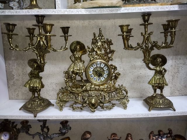 antico e imponente. Set in bronzo