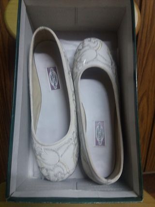 manoletina de piel bordada