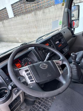 Camion botellero Nissan NT500 2016