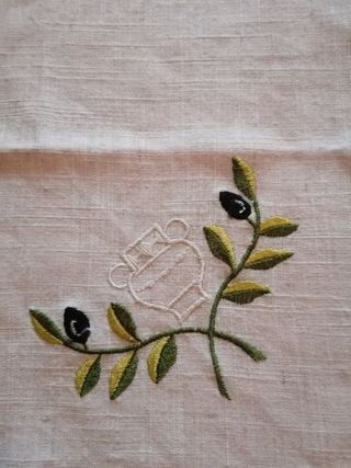 Set 2 centrotavola runner ricamati a tema greco.