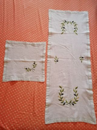 Set 2 centrotavola runner ricamati a tema greco.