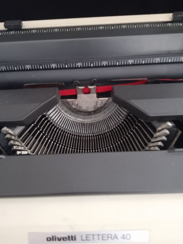 Maquina de escribir Olivetti Lettera 40