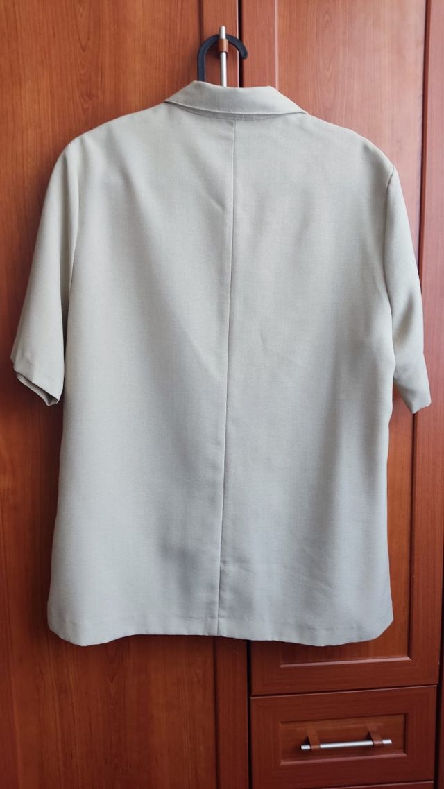 Americana entretiempo, manga corta.