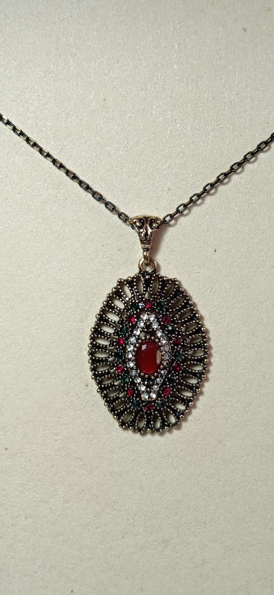 COLGANTE / EN ORO VIEJO CON PEDRERIA / ESTILO ISAB