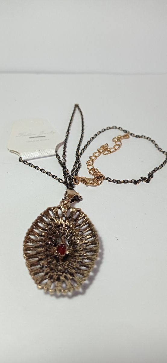 COLGANTE / EN ORO VIEJO CON PEDRERIA / ESTILO ISAB