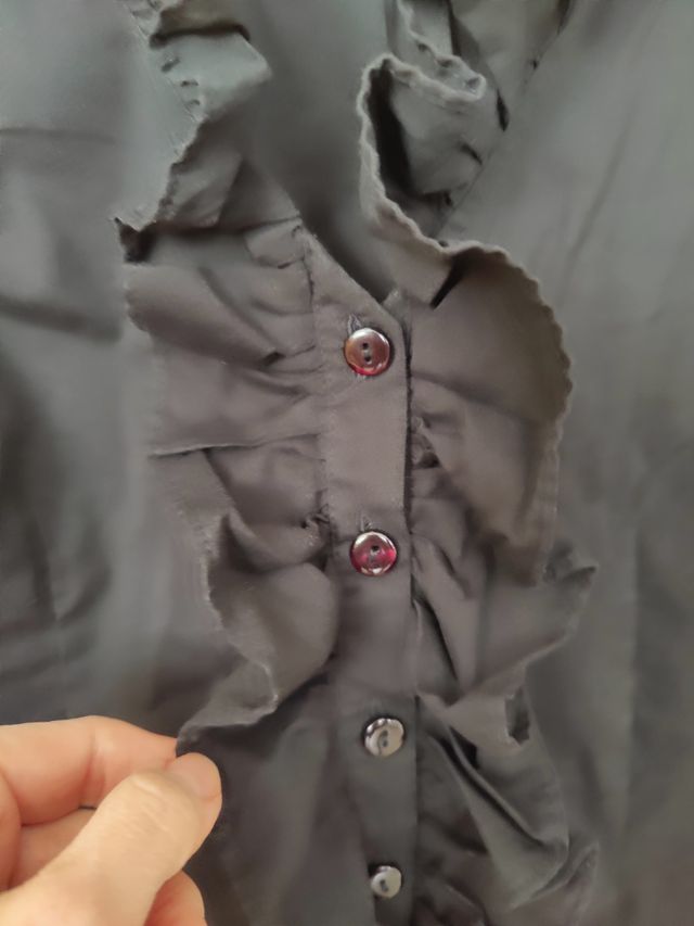 camisa negra con volantes. 40. como nueva