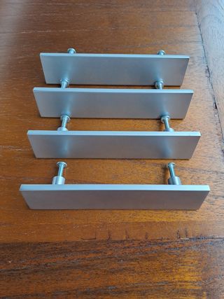 4 tiradores de aluminio. Buen estado.