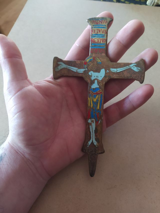 Cruz de bronce esmaltada al fuego