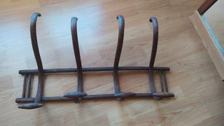 Percha antigua de pared