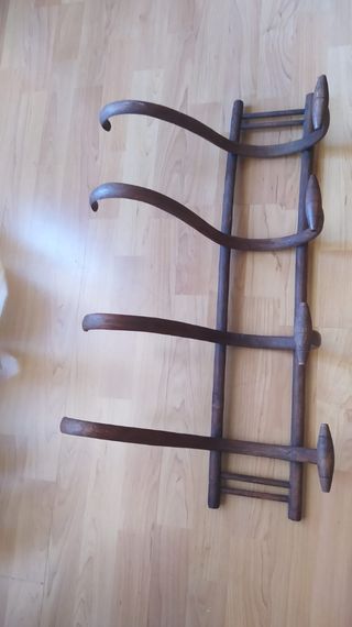 Percha antigua de pared