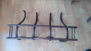 Percha antigua de pared