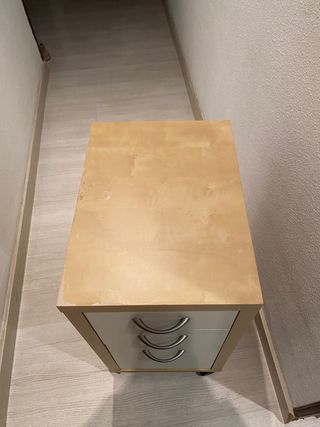 Armario con 3 puertas y ruedas