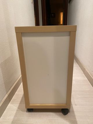 Armario con 3 puertas y ruedas