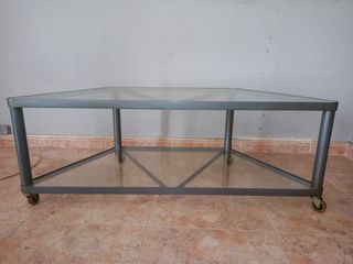 Mesita de cristal con ruedas